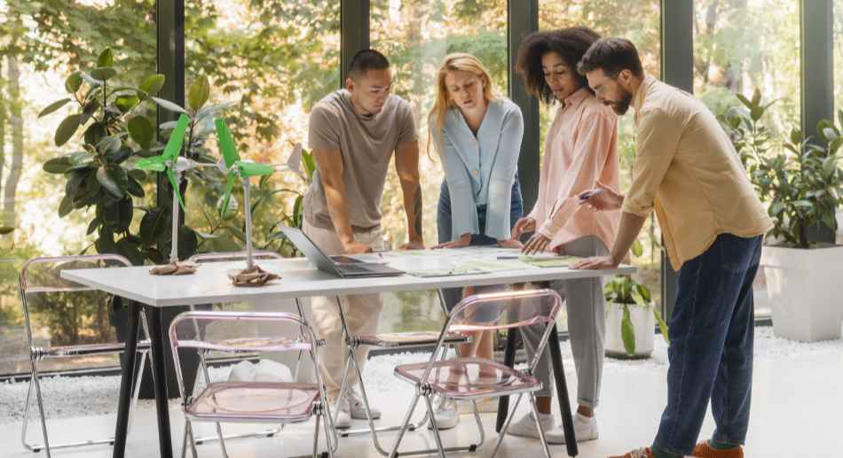 Des gens qui travaillent ensemble dans une marque technologique