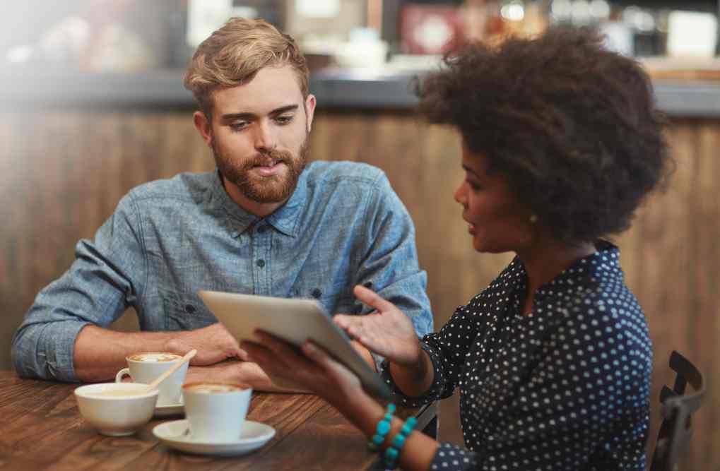 Commerciale qui vient proposer de la communication à un propriétaire de café